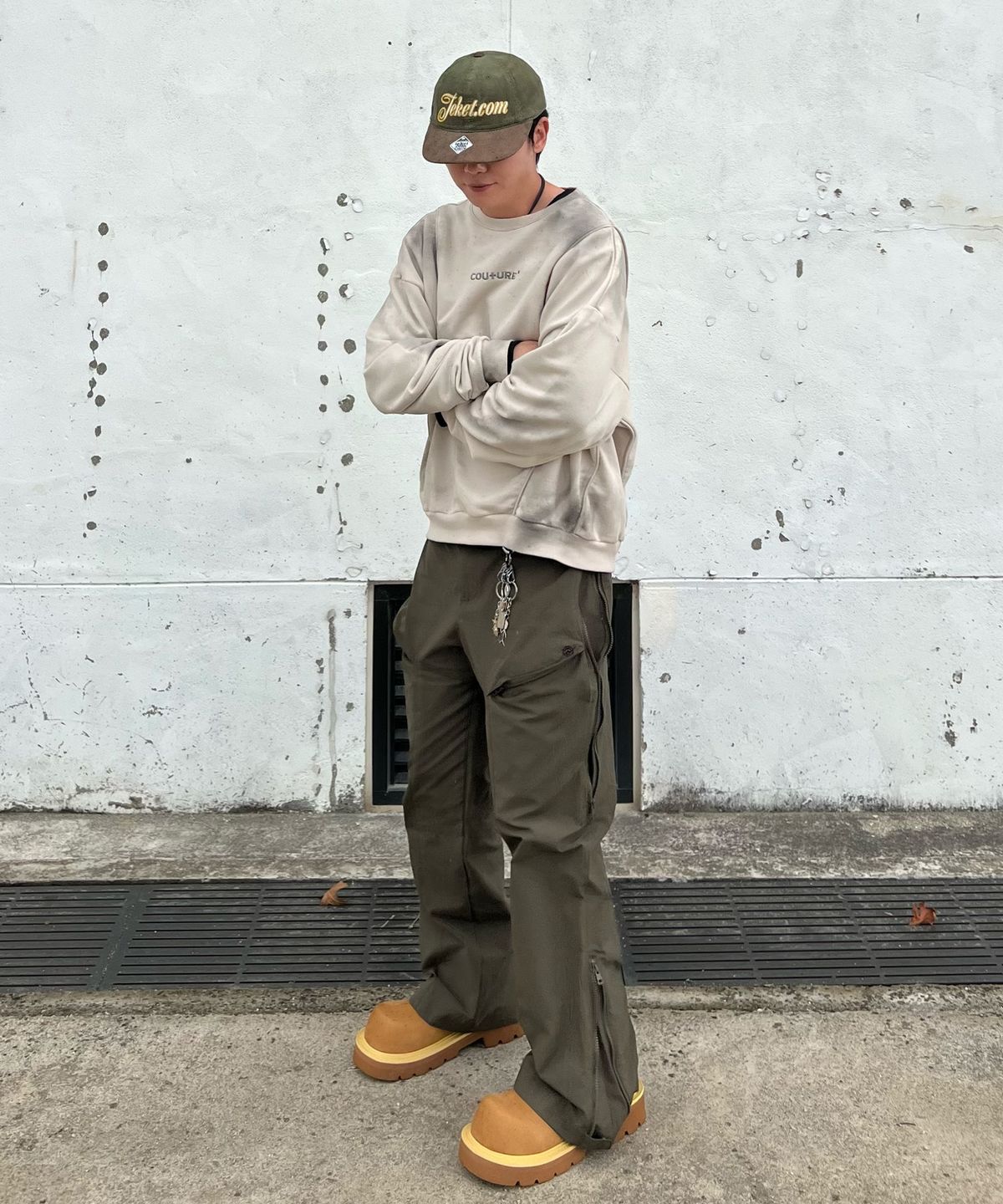 칼라파타르(KALAPATTHAR) CN Wide Ankle Zipped Cargo Pants - KHAKI