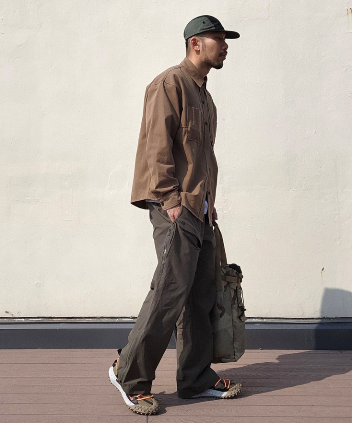 칼라파타르(KALAPATTHAR) CN Wide Ankle Zipped Cargo Pants - KHAKI