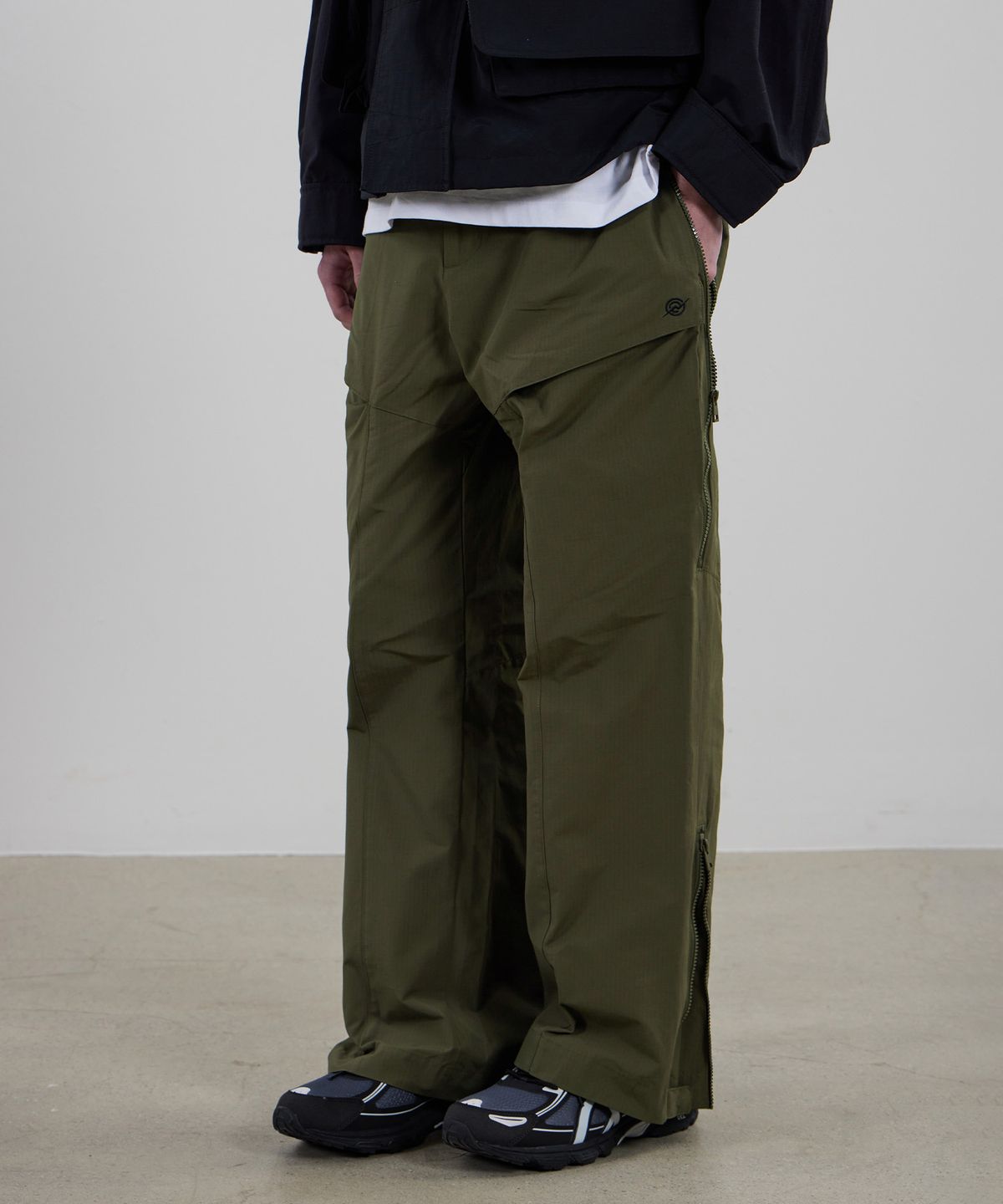 칼라파타르(KALAPATTHAR) CN Wide Ankle Zipped Cargo Pants - KHAKI