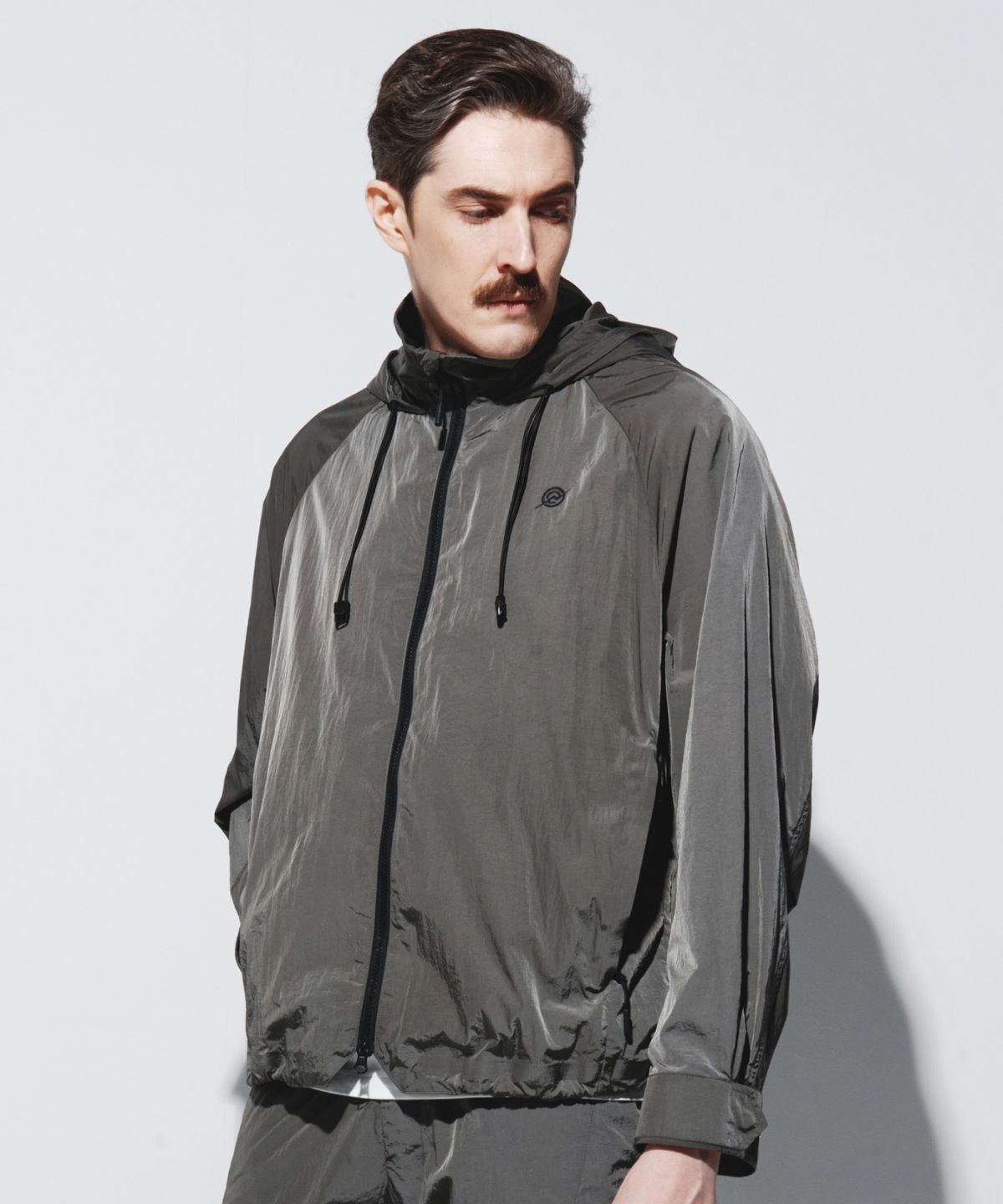 칼라파타르(KALAPATTHAR) Light Weight Holographic Detachable Windbreaker - GRAY