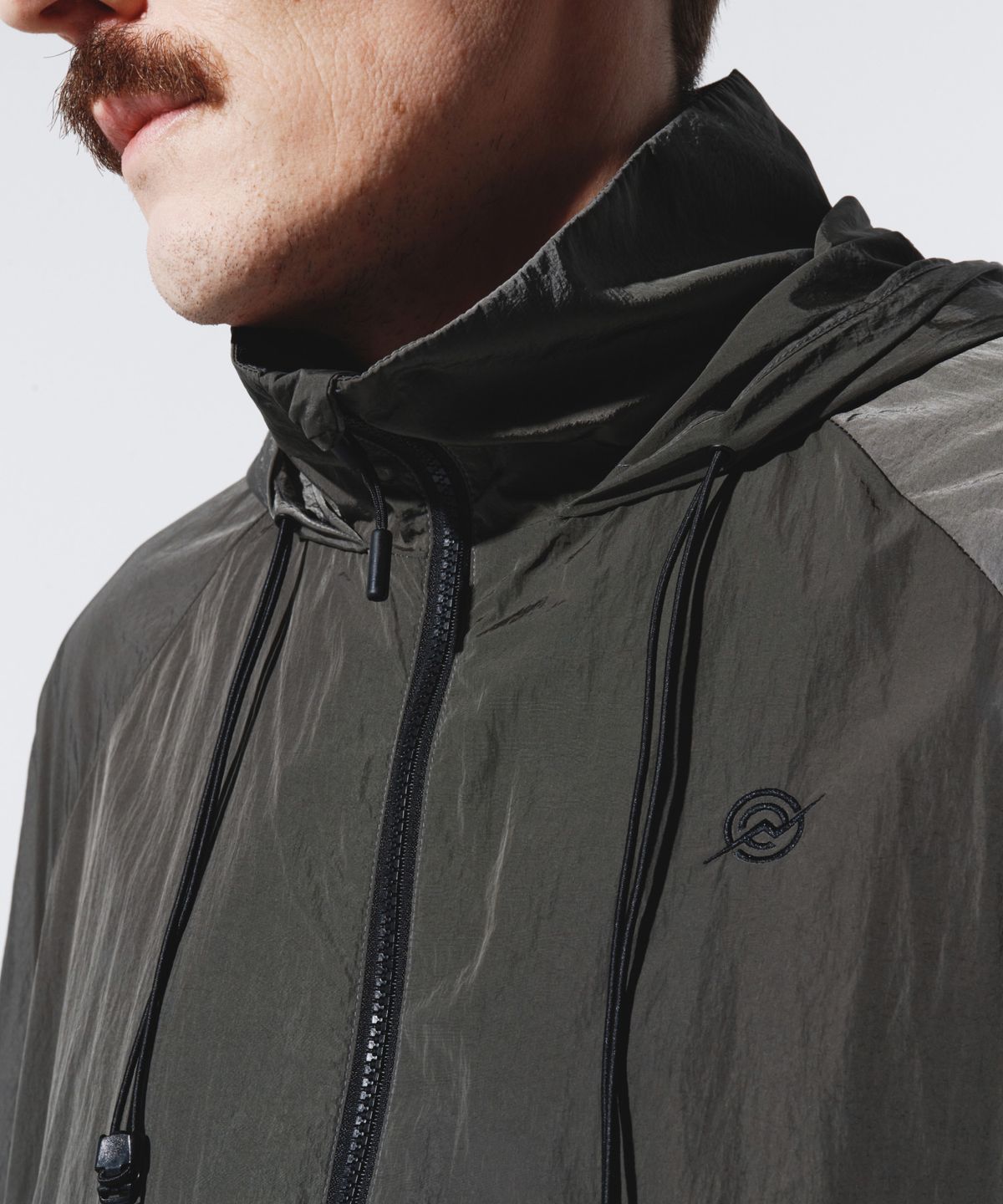칼라파타르(KALAPATTHAR) Light Weight Holographic Detachable Windbreaker - GRAY