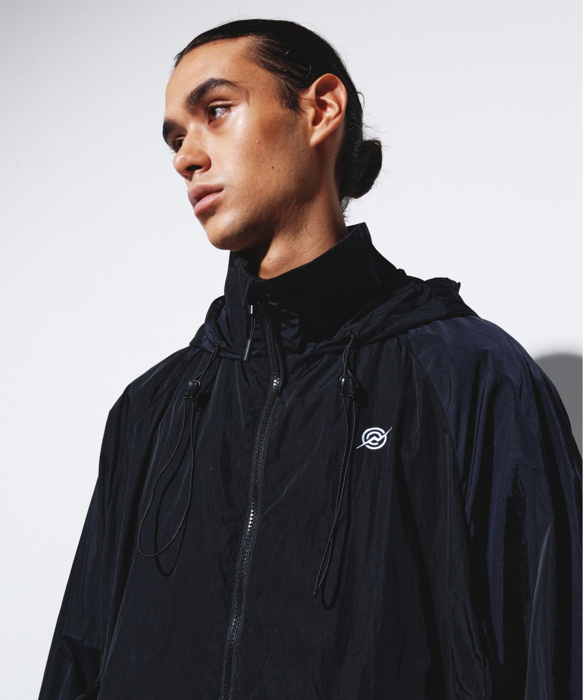 칼라파타르(KALAPATTHAR) Light Weight Holographic Detachable Windbreaker - BLACK