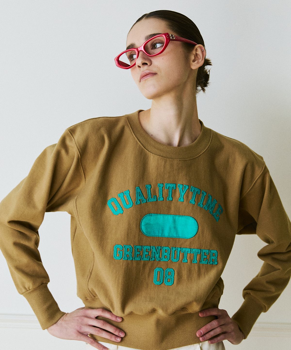 그린버터(GREENBUTTER) Patch Crop Sweatshirt (Caramel)