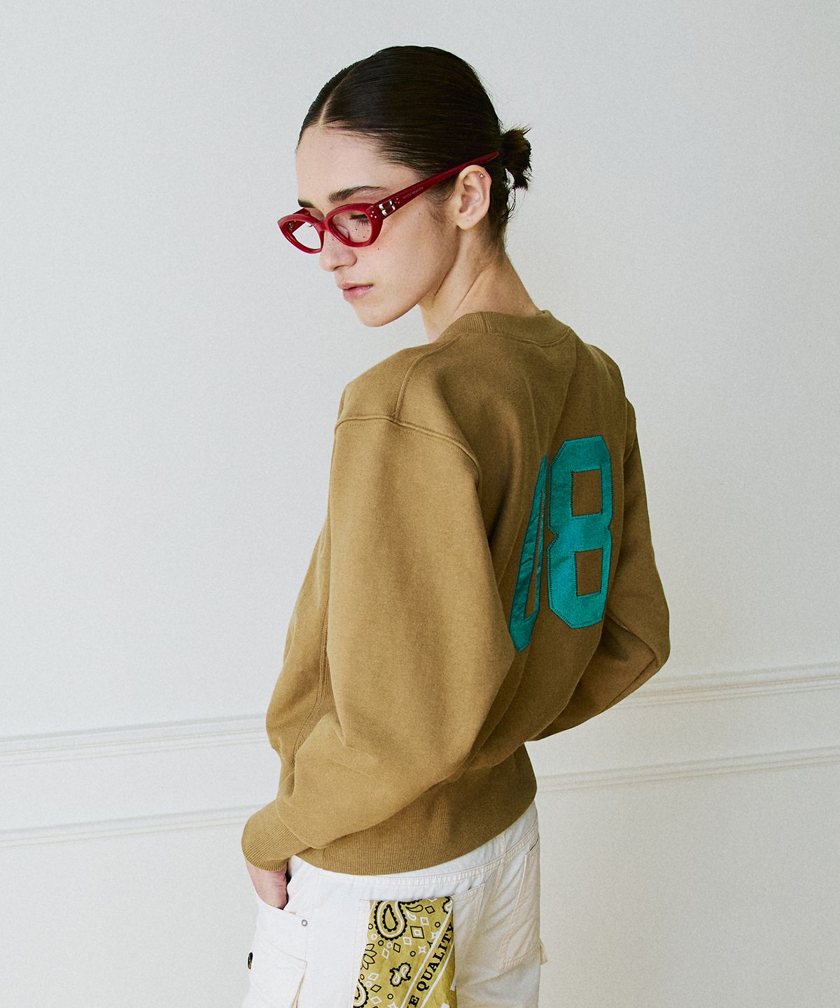 그린버터(GREENBUTTER) Patch Crop Sweatshirt (Caramel)