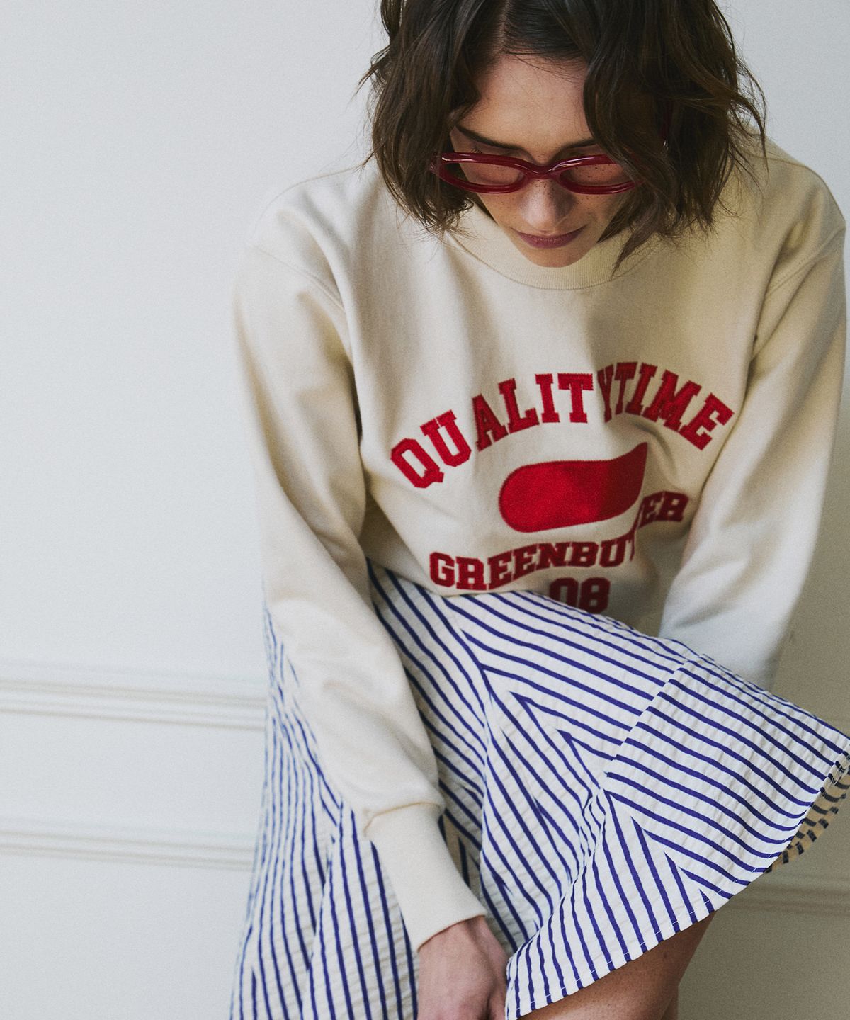 그린버터(GREENBUTTER) Patch Crop Sweatshirt (Beige)