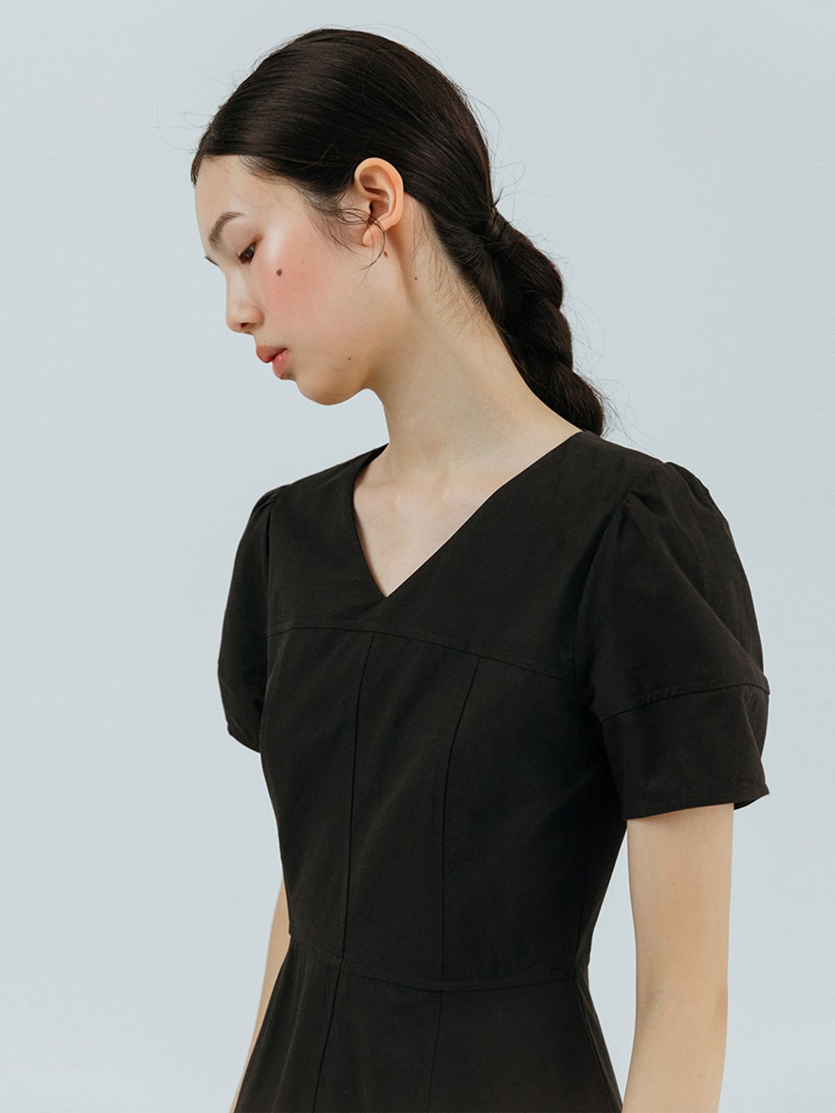 에트몽(ETMON) Curved V-Neck Dress, Black
