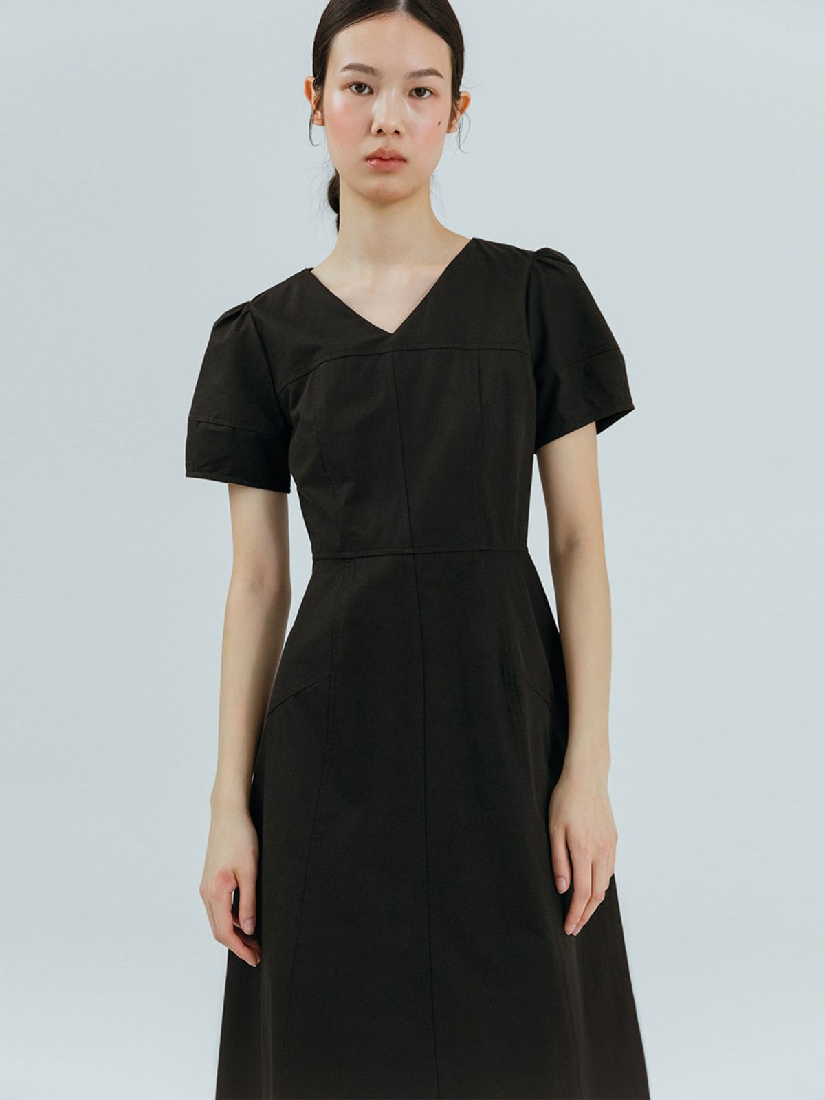 에트몽(ETMON) Curved V-Neck Dress, Black