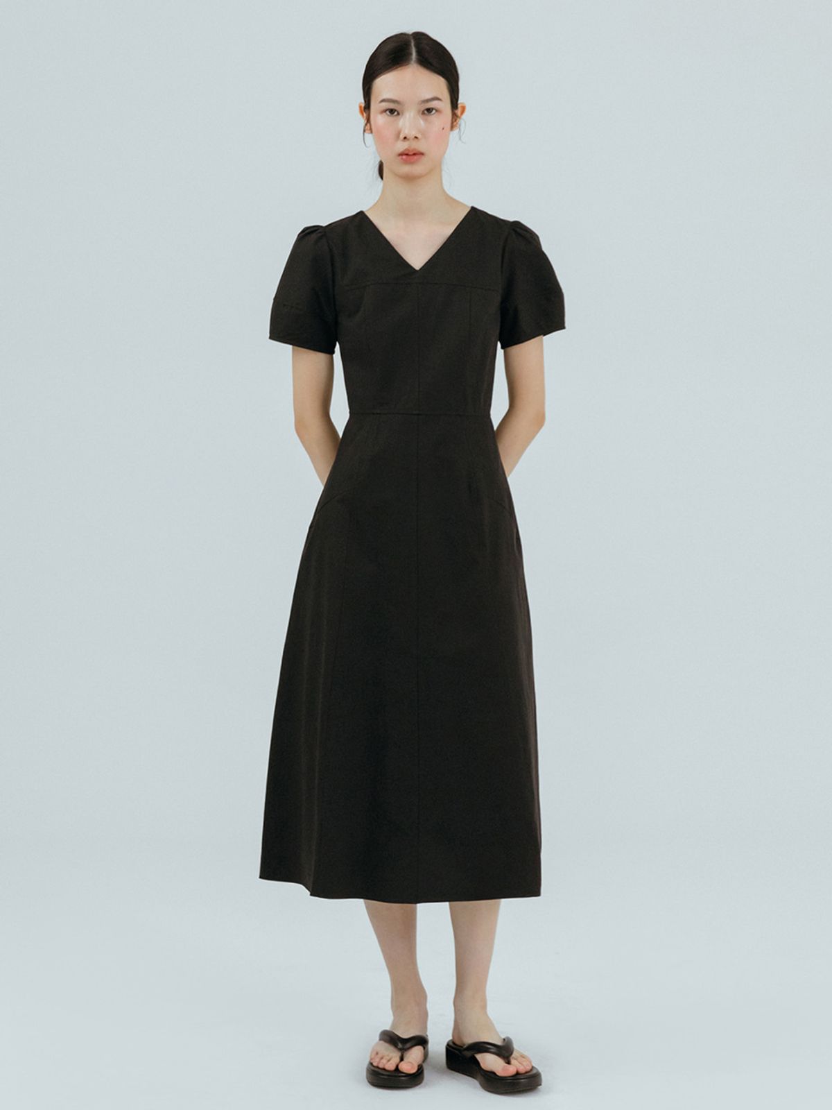 에트몽(ETMON) Curved V-Neck Dress, Black