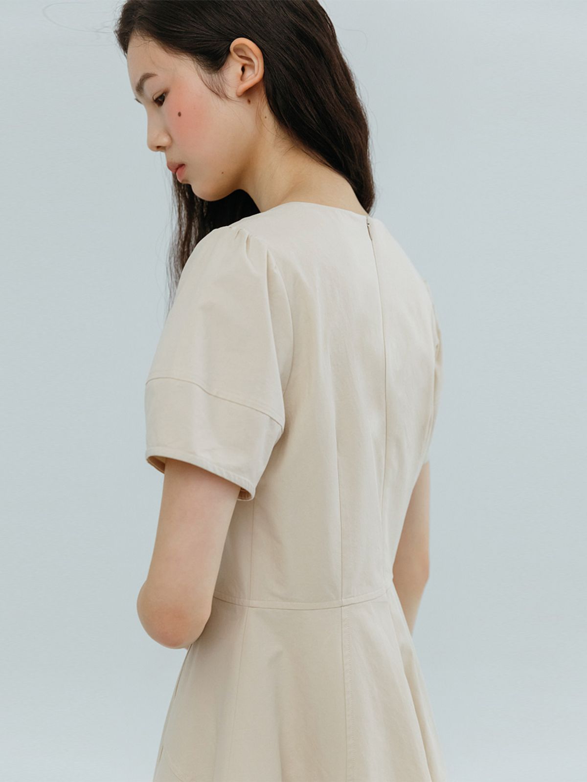 에트몽(ETMON) Curved V-Neck Dress, Beige