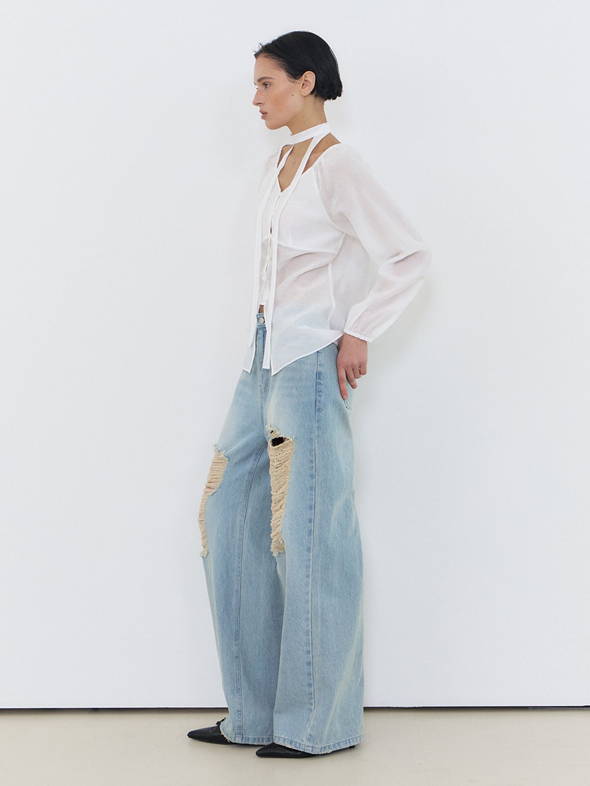 에트몽(ETMON) Scarf V-Neck Blouse, White