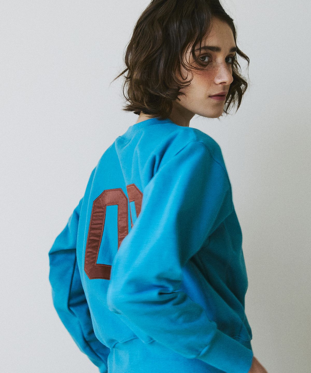 그린버터(GREENBUTTER) Patch Crop Sweatshirt (Indi Blue)