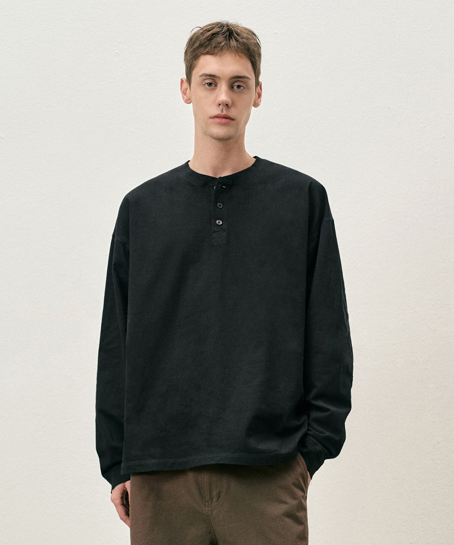 MUSINSA | COSTUME O'CLOCK Pigment Cut Henley Neck Long