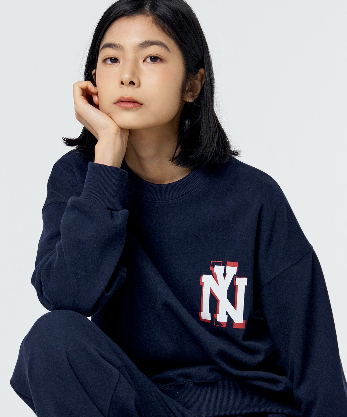페이퍼보이(PAPERBOY) NY 심플 로고 스웨트셔츠-네이비
