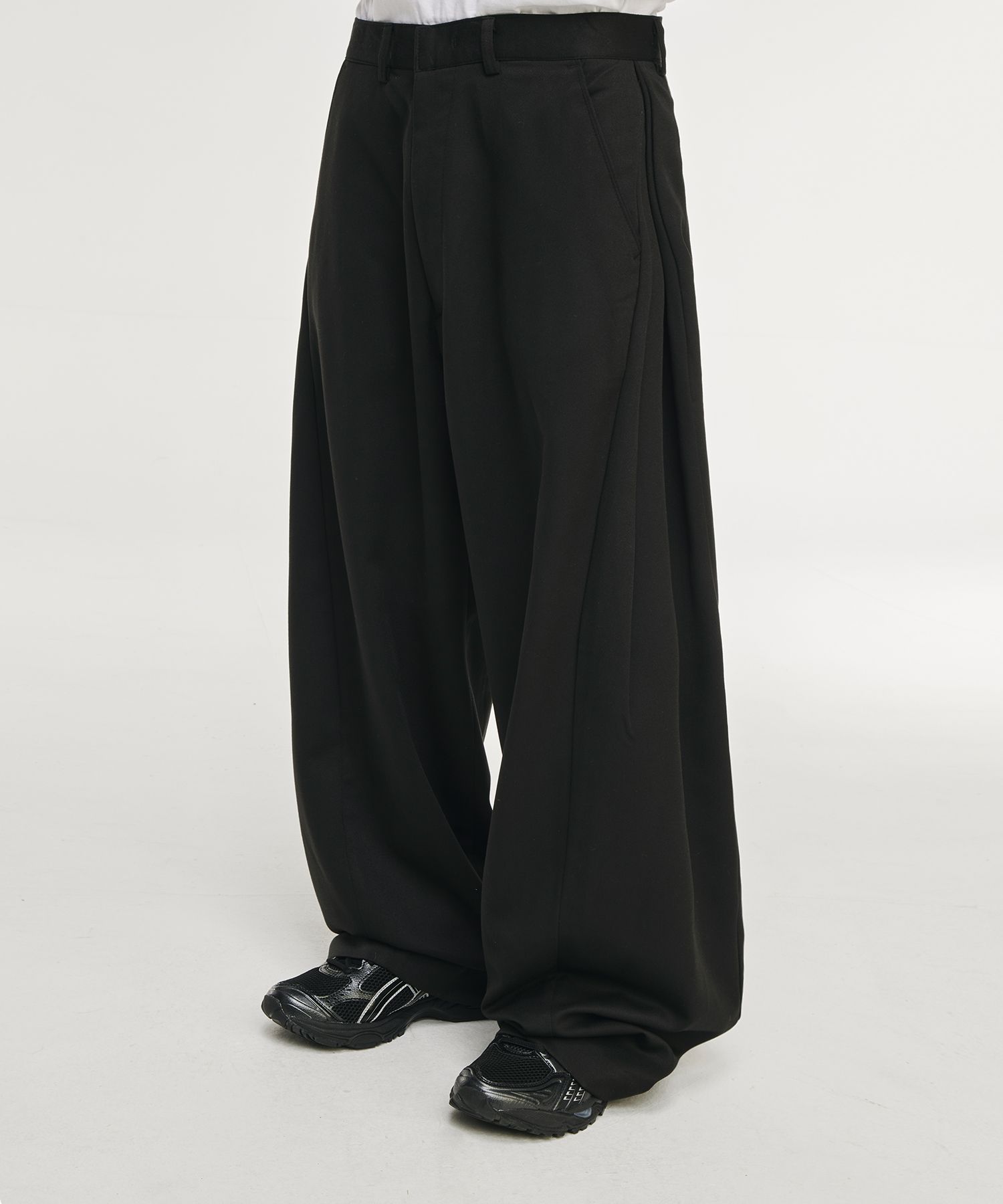 Multi-tuck wide slacks [black]