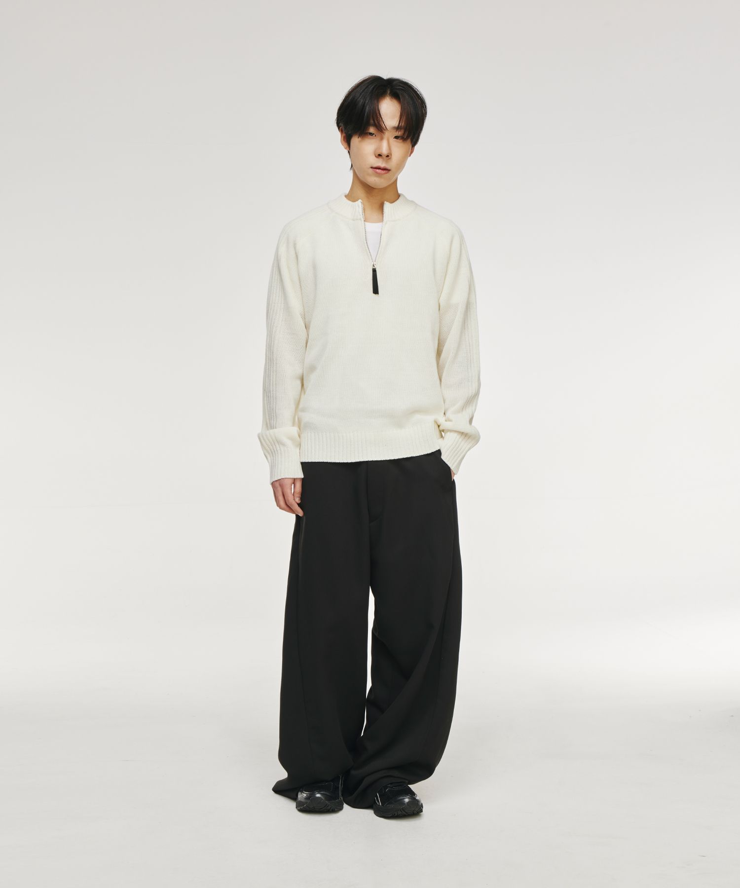 Multi-tuck wide slacks [black]