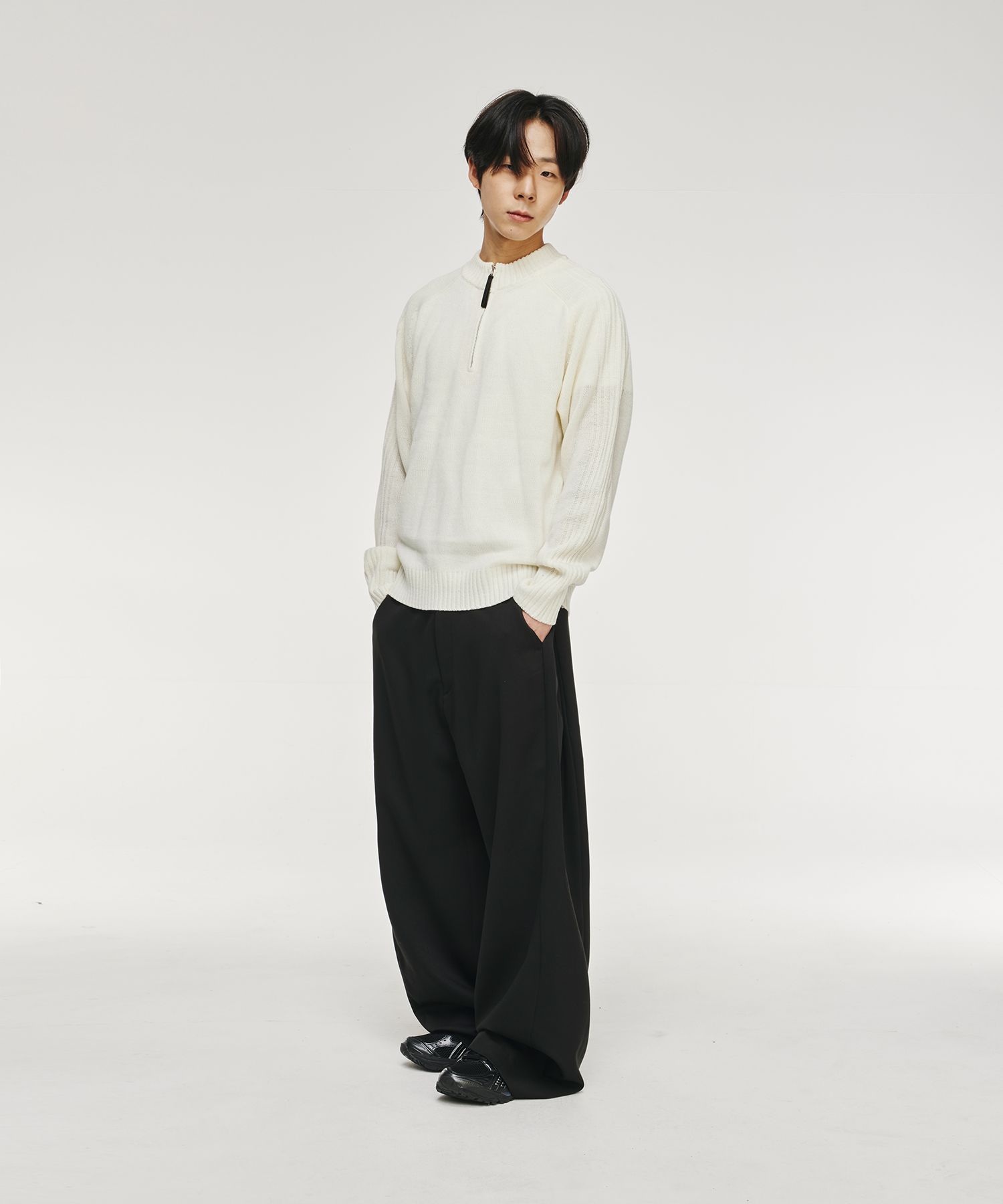 Multi-tuck wide slacks [black]