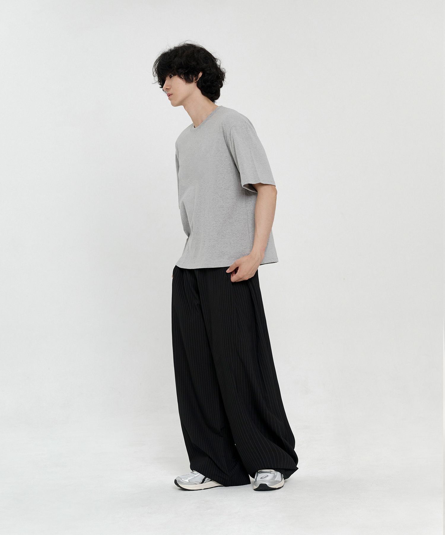 MUSINSA | SIGNATURE Multi-tuck wide slacks [black stripe]