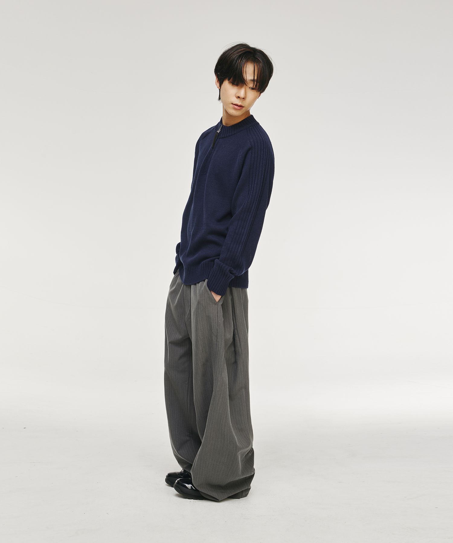 Multi-tuck wide slacks [gray stripe]