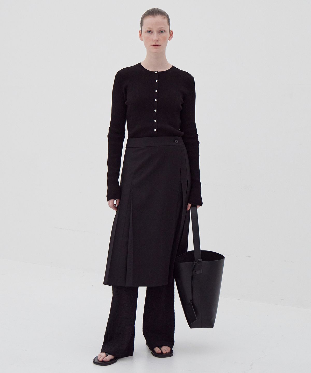 르바(LEVAR) Light Slim Knit Cardigan - Black