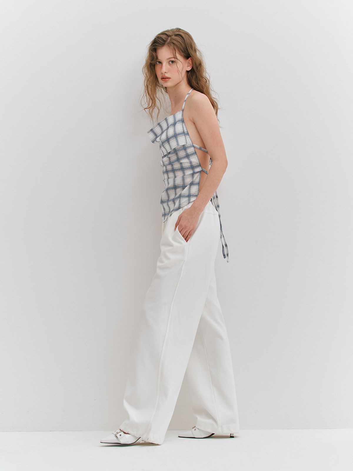 민더리(MEENDERI) CHECK HALTER TIED TOP - WHITE