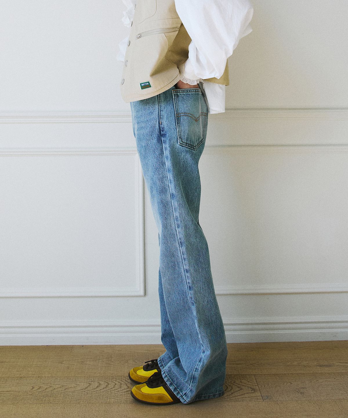 그린버터(GREENBUTTER) Boot-Cut Denim Pants (Medium blue)
