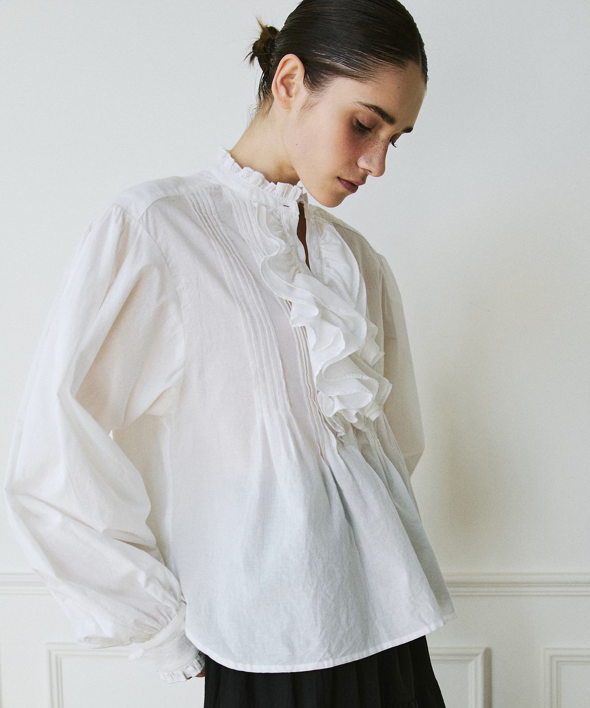 그린버터(GREENBUTTER) Cotton Frill Pintuck Blouse (Ivory)