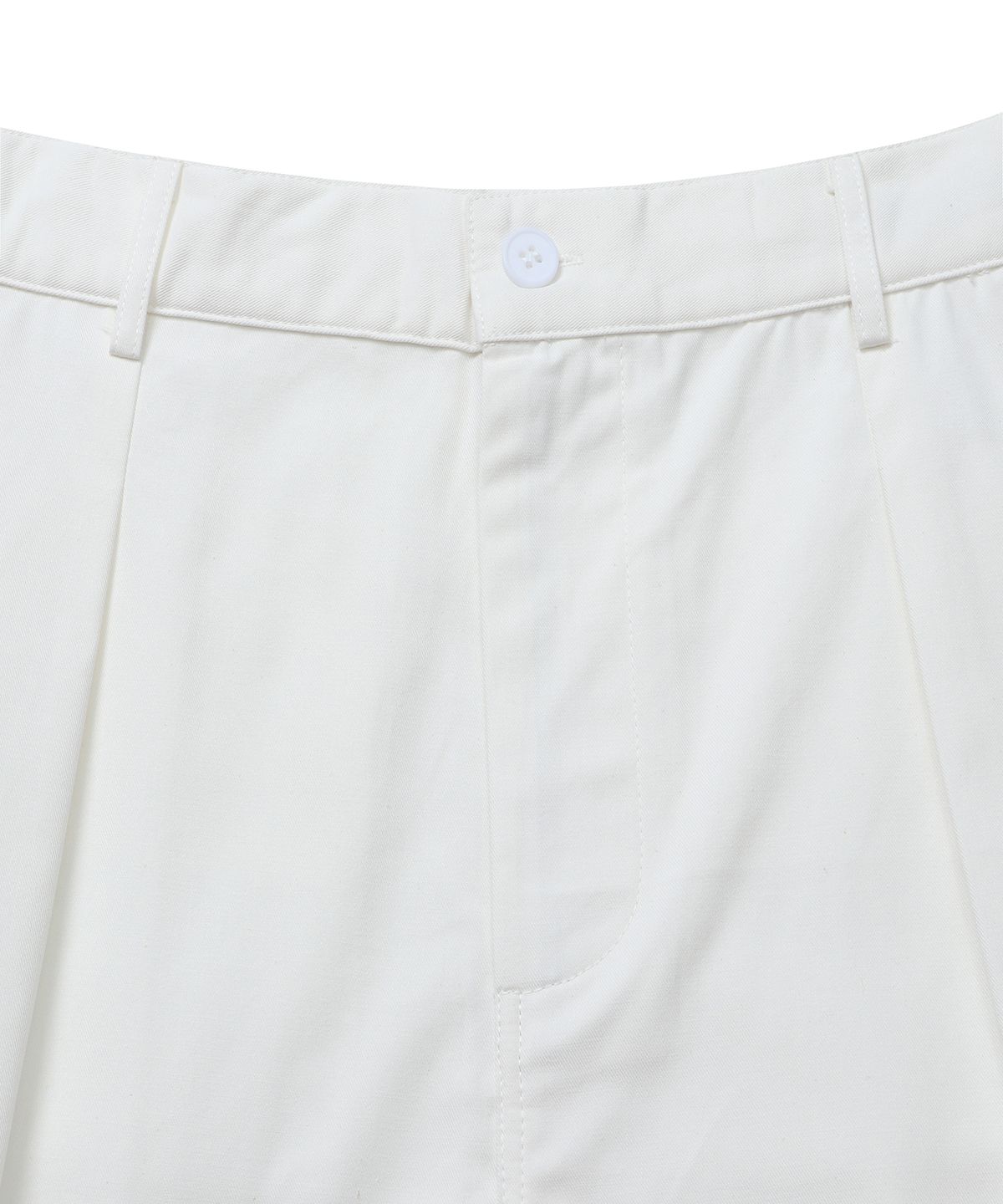커넥트킨록(CONNECT KINLOCH) 투 턱 하프팬츠 (화이트)