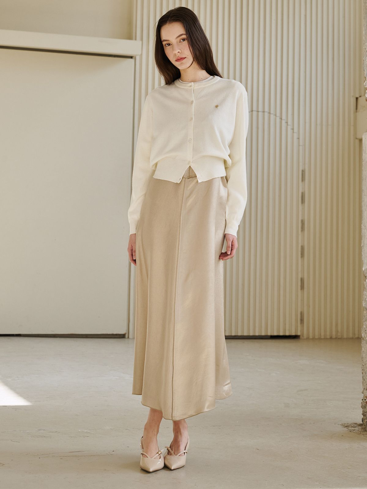 누브(NOUVE) 라운드 넥 클래식 가디건 - 아이보리 / Round Neck Classic Cardigan - Ivory