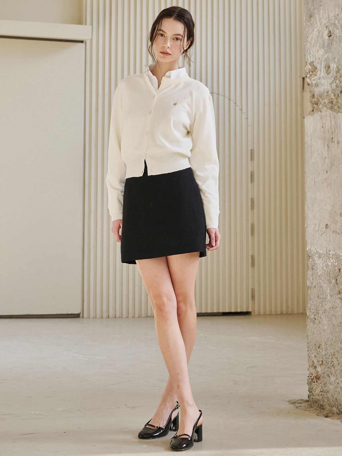 누브(NOUVE) 라운드 넥 클래식 가디건 - 아이보리 / Round Neck Classic Cardigan - Ivory