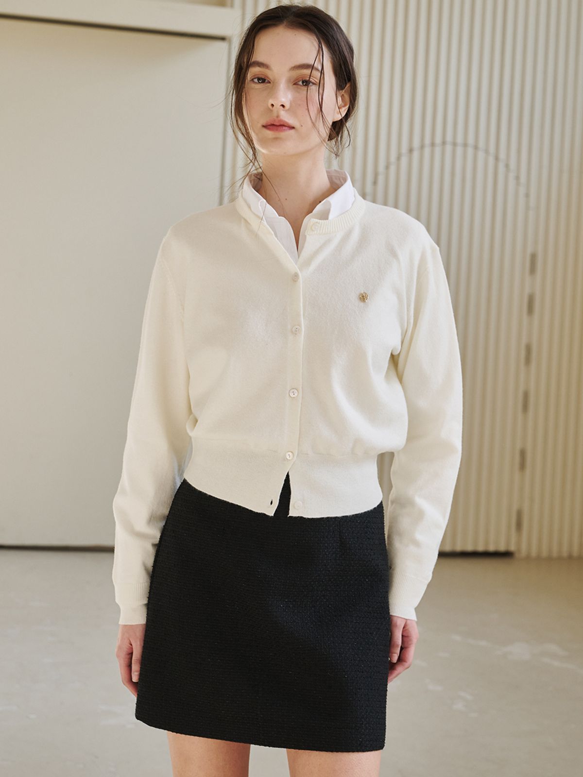 누브(NOUVE) 라운드 넥 클래식 가디건 - 아이보리 / Round Neck Classic Cardigan - Ivory