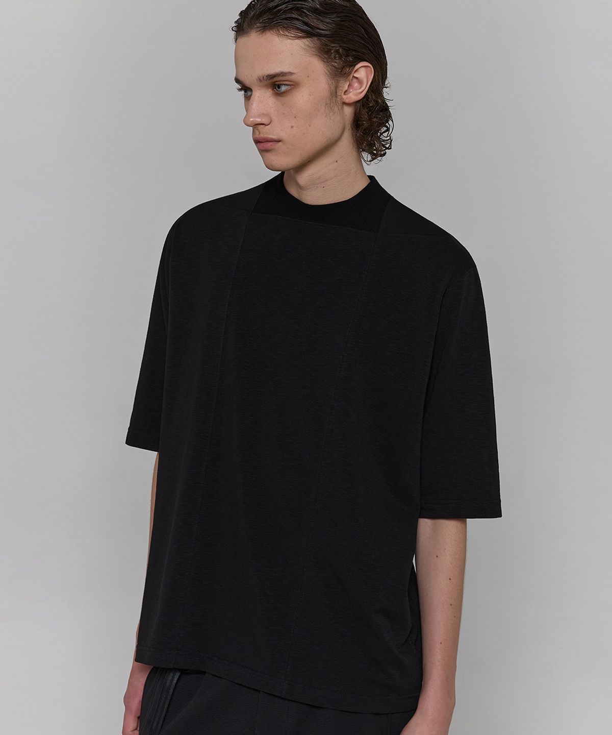 디그낙(DGNAK) 스퀘어 크루넥 티셔츠 (블랙)   PF1TS0505