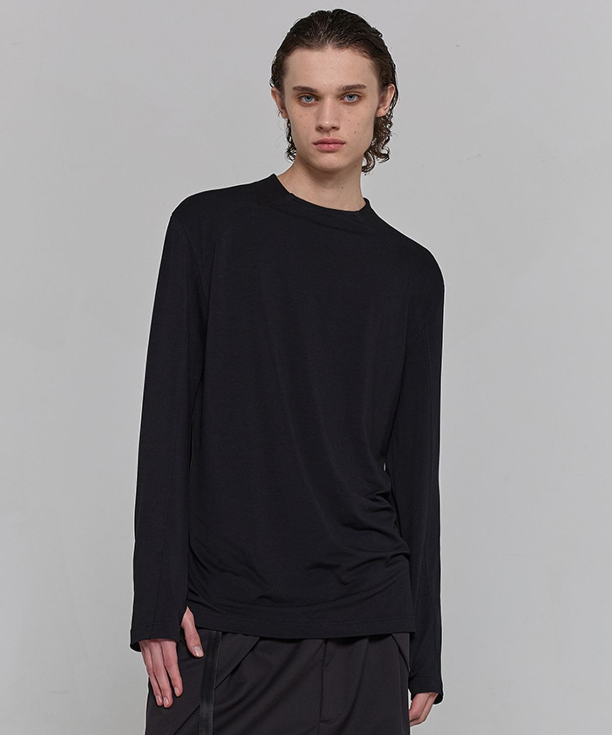 디그낙(DGNAK) 스프레드 카라 핑거홀 티셔츠 (블랙)   PF1TS1919