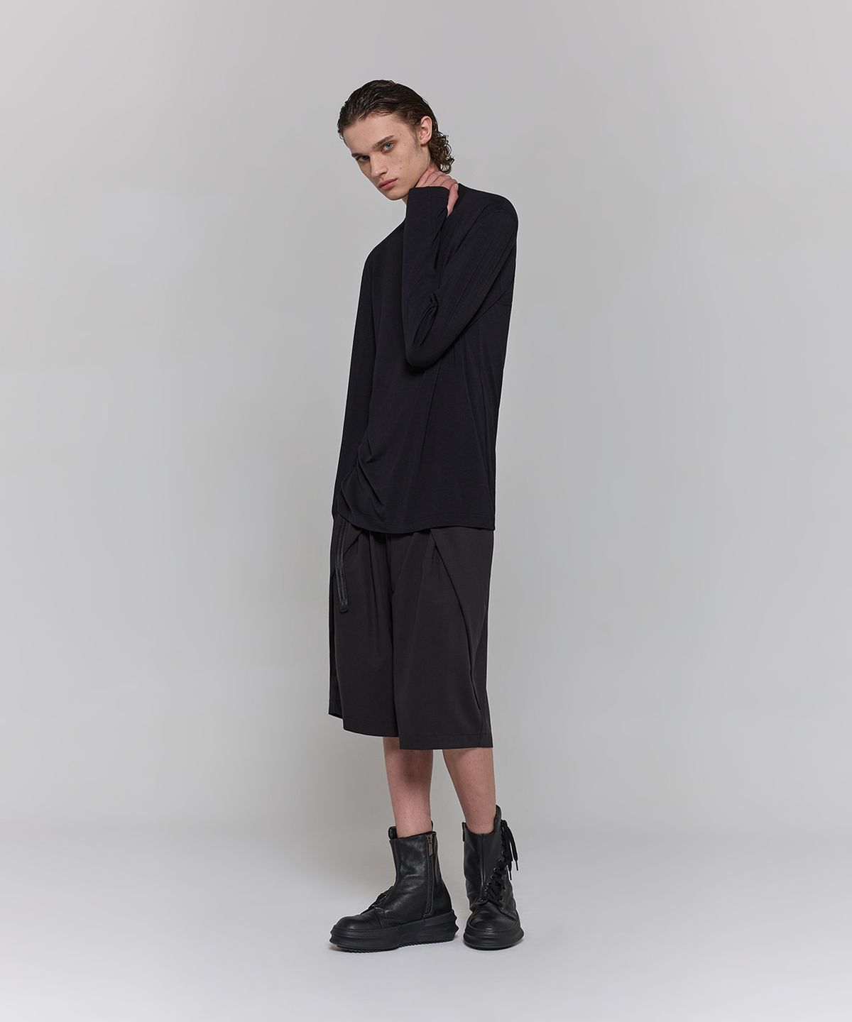 디그낙(DGNAK) 스프레드 카라 핑거홀 티셔츠 (블랙)   PF1TS1919