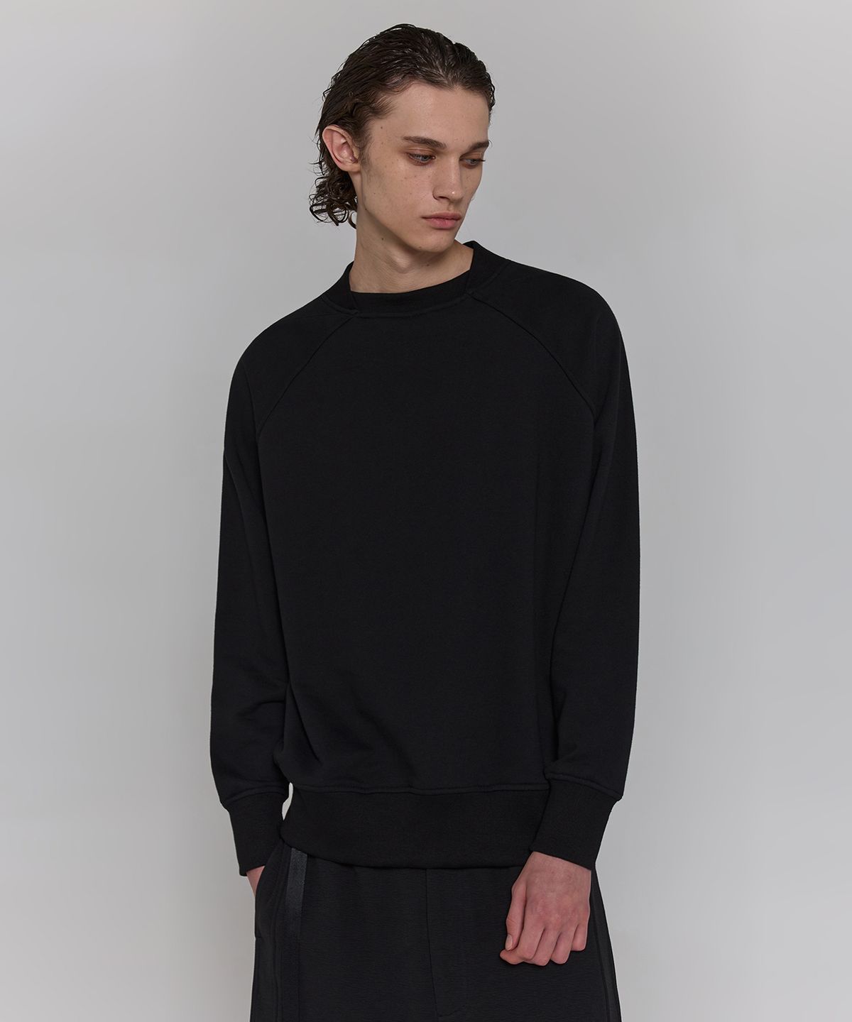 디그낙(DGNAK) 래글런 크로스 넥 맨투맨 (블랙)   PF1TS0101