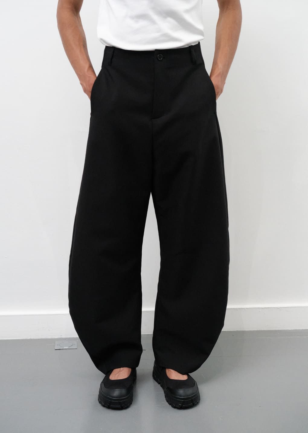MUSINSA公式 | AMOMENTO MENS CURVED SILHOUETTE PANTS