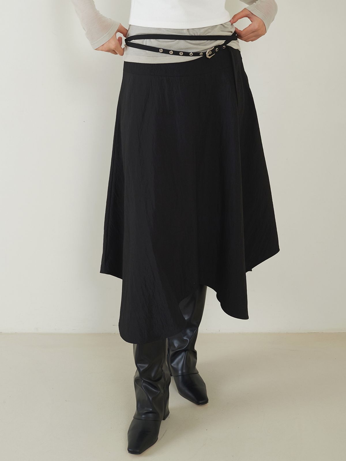 프롬웨얼(FROMWHERE) Eyelet Belt Flare Skirt Black