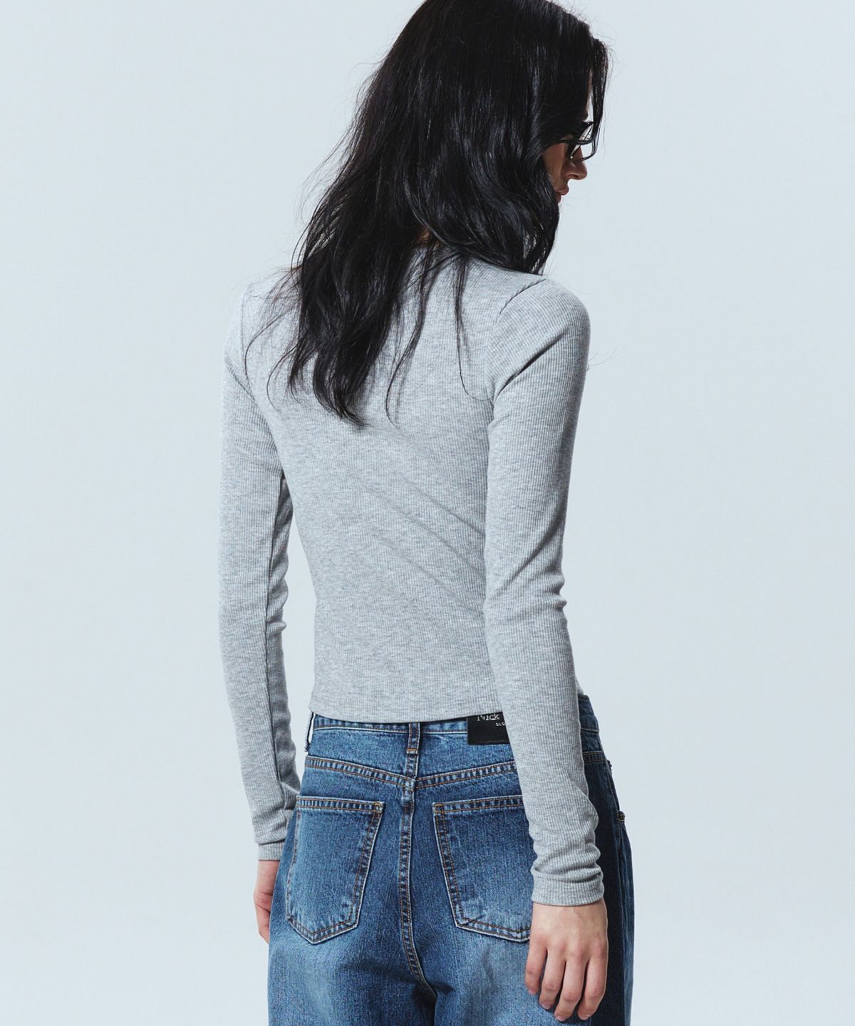 닉앤니콜(NICK&NICOLE) RIBBED SEMI CROP ROUND TOP_GRAY