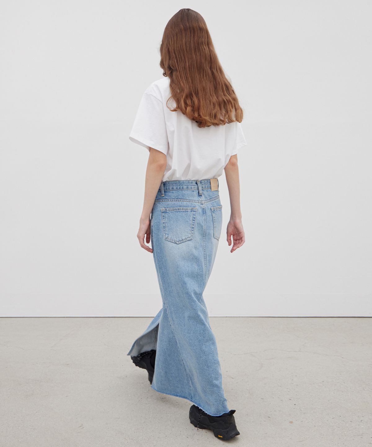 르바(LEVAR) Front Slit Denim Maxi Skirt - Light Blue
