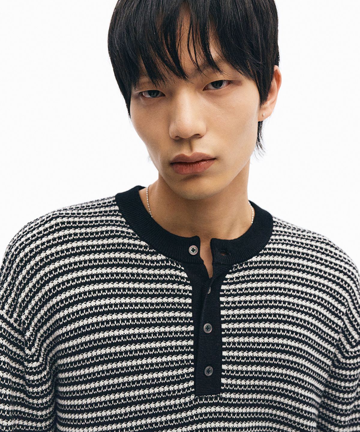 인템포무드(INTEMPOMOOD) 펜슬 스트라이프 헨리넥 니트 _블랙