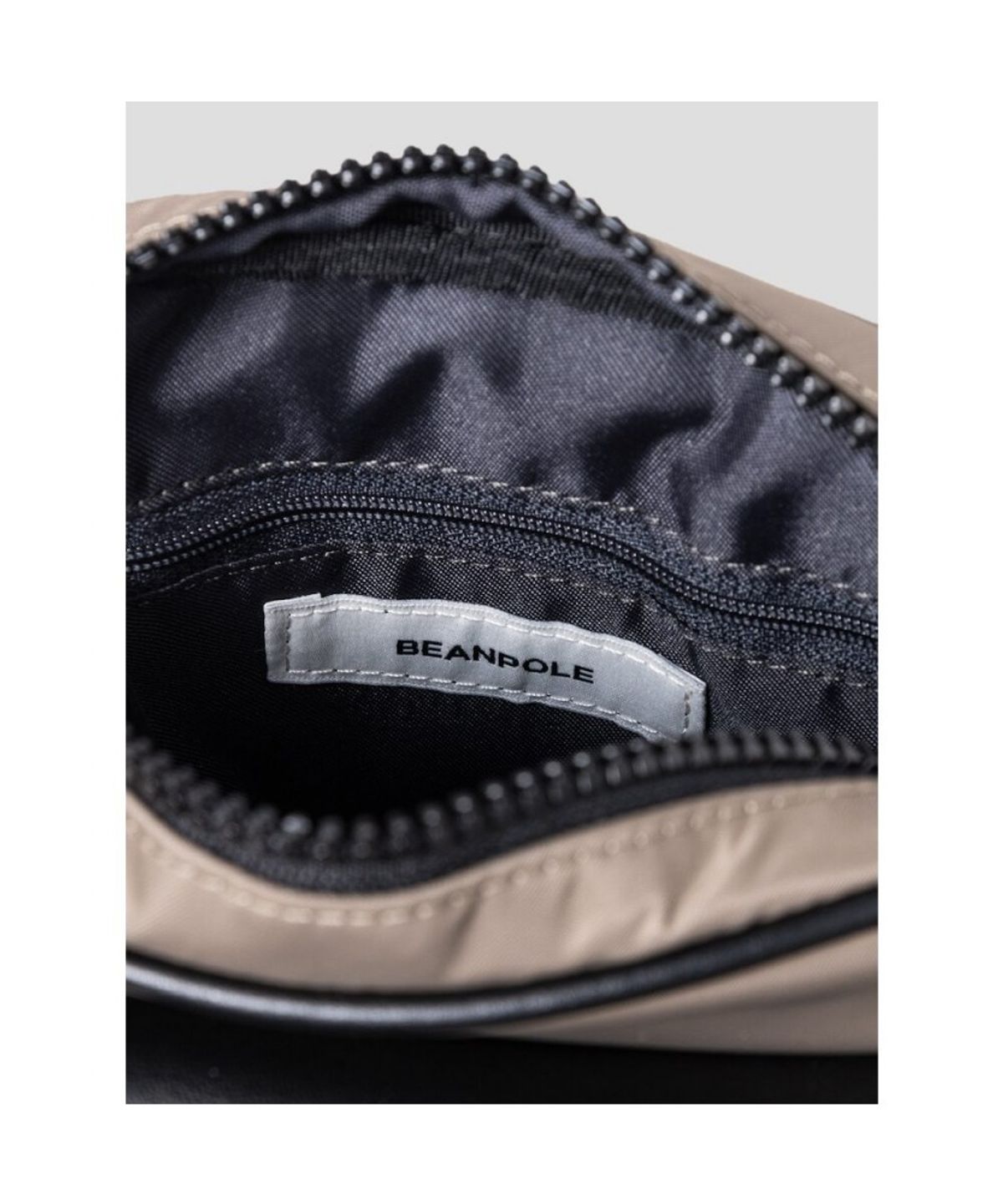 빈폴 액세서리(BEANPOLE ACCESSORY) 제이 세로형 폰 슬링백 - 베이지