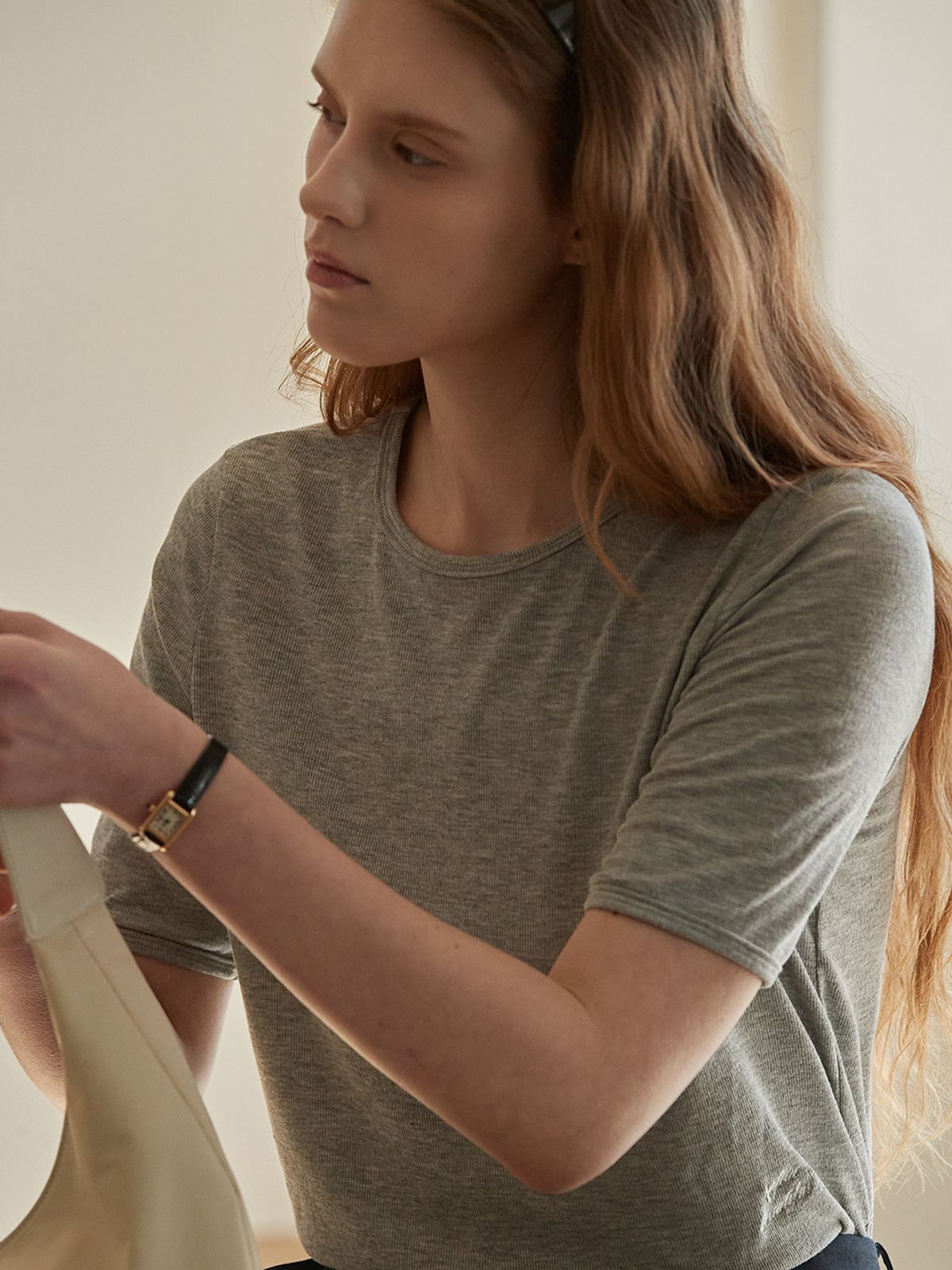 비뮤즈맨션(BEMUSE MANSION) Embroidery ribbed t shirt - Black