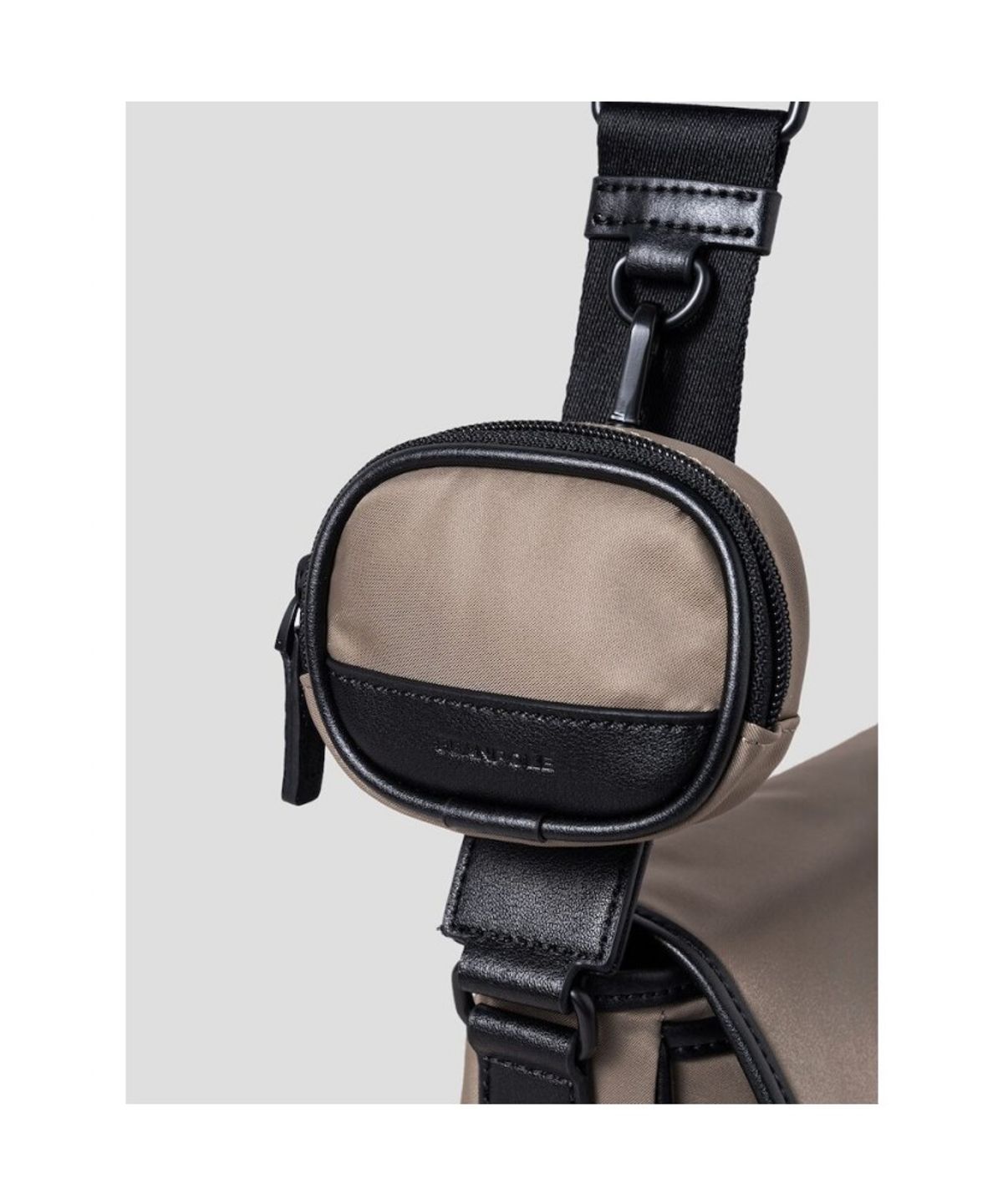 빈폴 액세서리(BEANPOLE ACCESSORY) 제이 가로형 폰 슬링백 - 베이지
