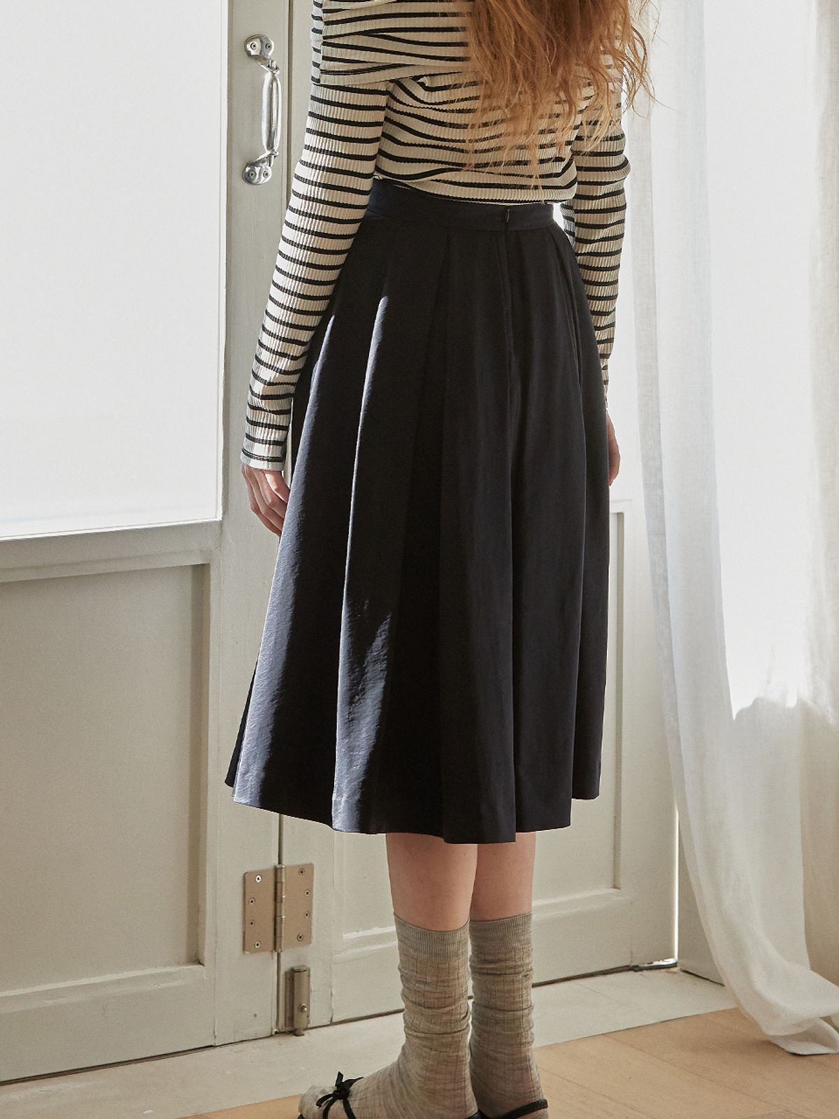 비뮤즈맨션(BEMUSE MANSION) Satin tuck flare skirt - Navy