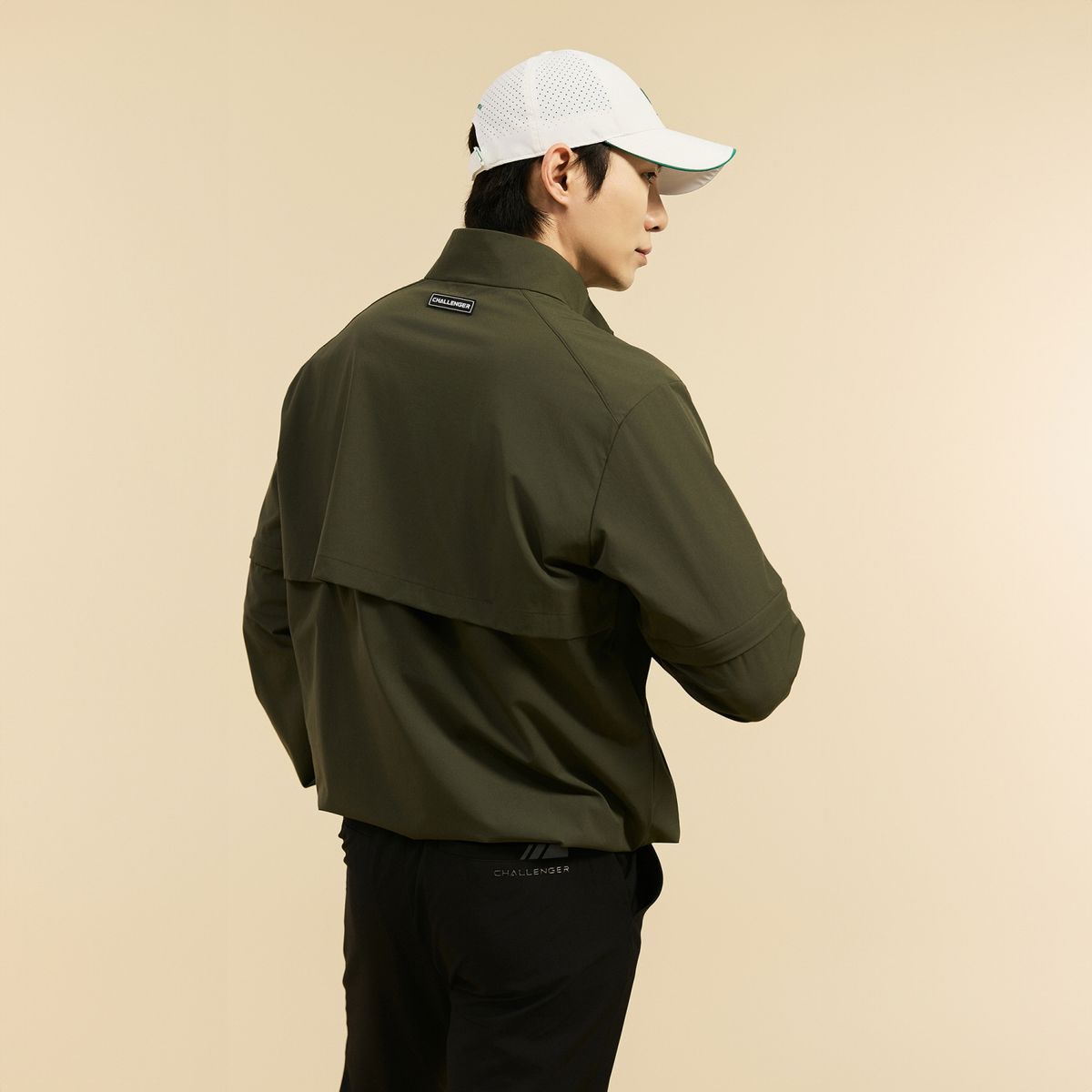 챌린저(CHALLENGER) 남성 나일론 스트레치 소매 탈부착 라운드넥 우븐탑 카키