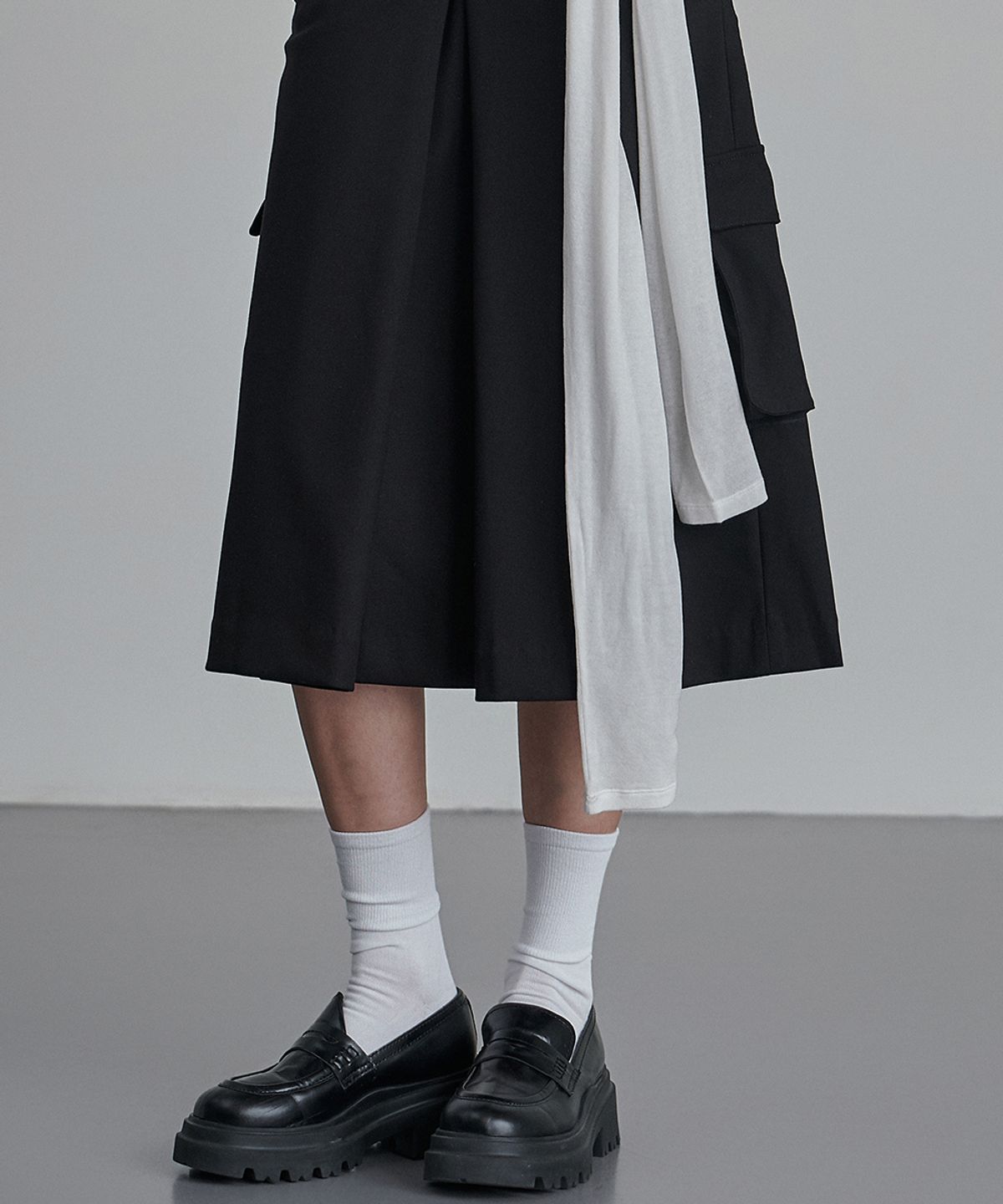 이예(YIYAE) Ciel Ligne Pocket Pleat Skirt Black