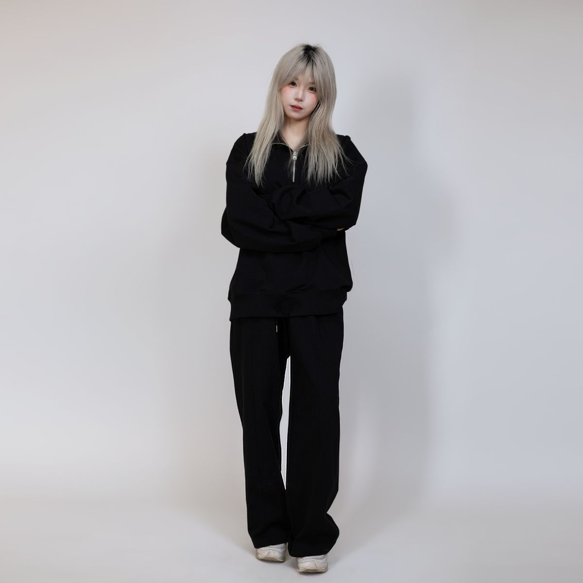아키아(AKIA) 오버사이즈 하프짚업 스웨트셔츠 - 에센셜 컬렉션  [ 블랙 ]