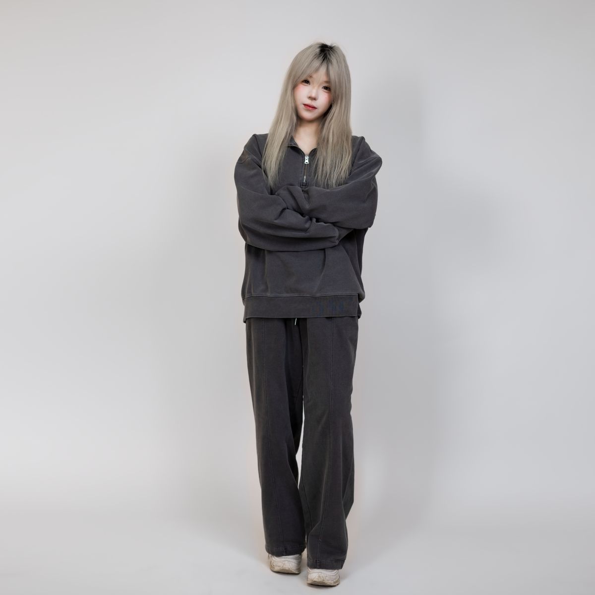 아키아(AKIA) 오버사이즈 하프짚업 스웨트셔츠 - 피그먼트다잉  [ 차콜 ]