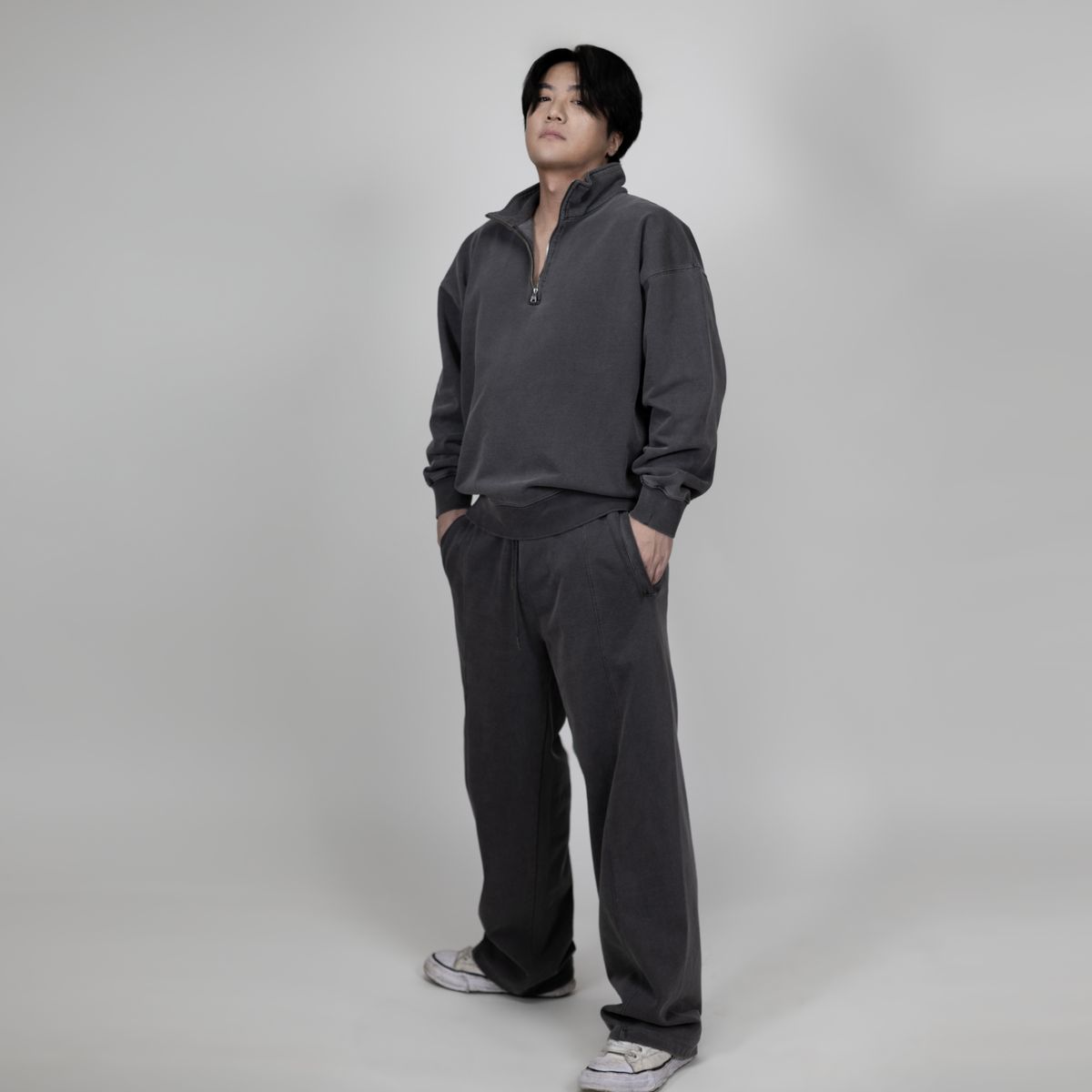 아키아(AKIA) 오버사이즈 하프짚업 스웨트셔츠 - 피그먼트다잉  [ 차콜 ]