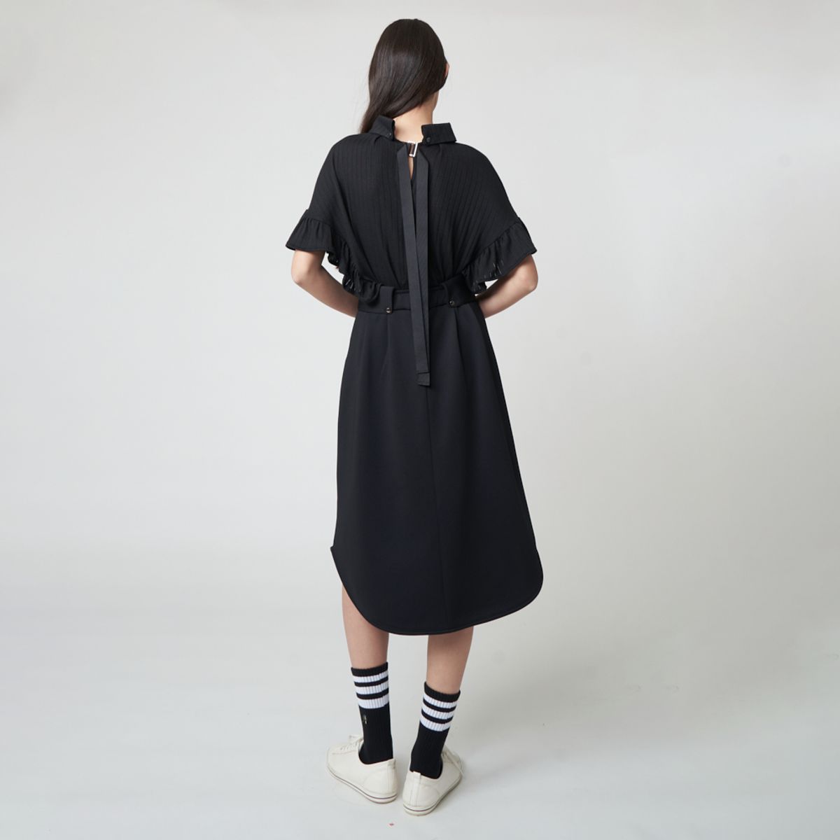 애스플래폼(ATHPLATFORM) AW51TH01 백 스트랩 러플 슬리브 탑_블랙