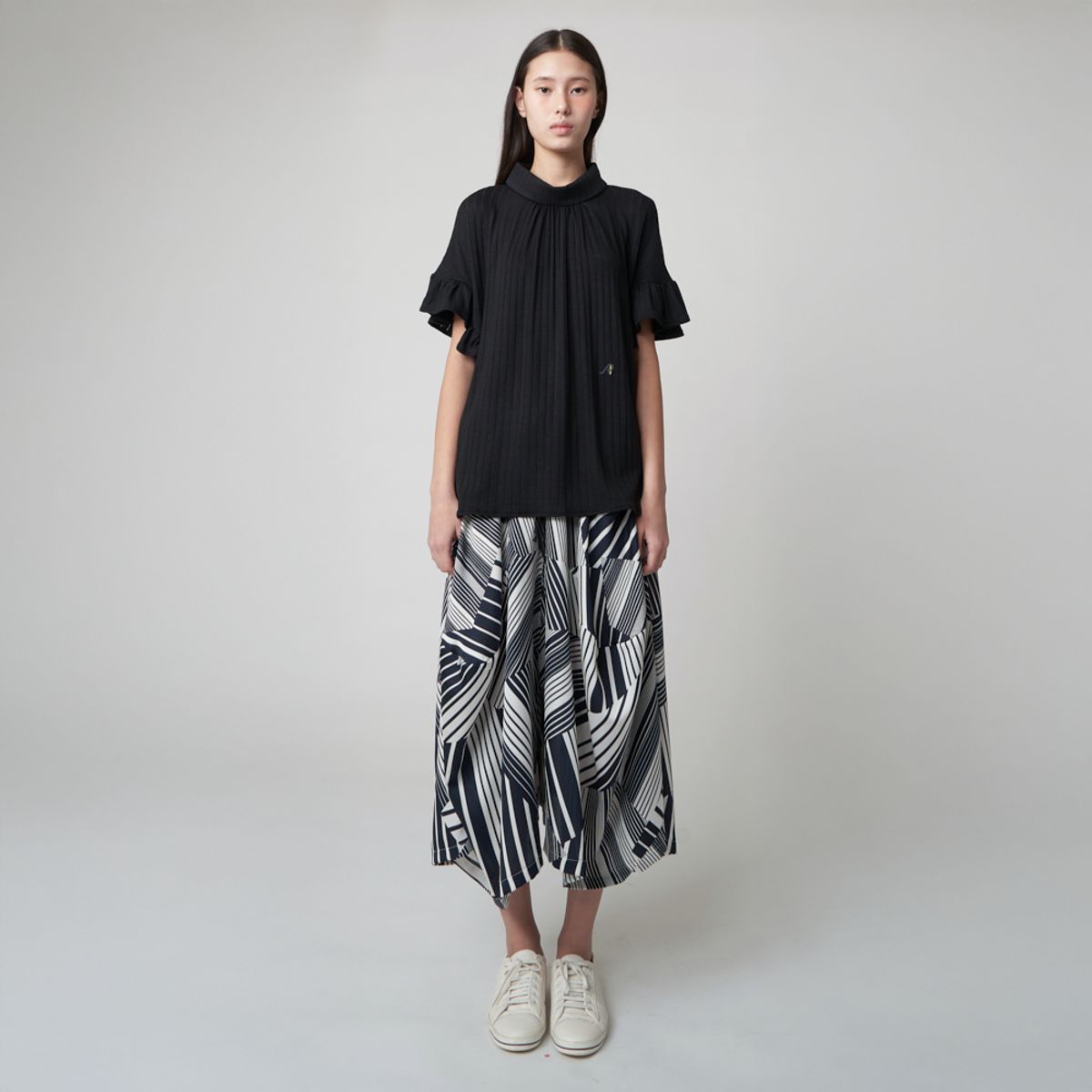 애스플래폼(ATHPLATFORM) AW51TH01 백 스트랩 러플 슬리브 탑_블랙